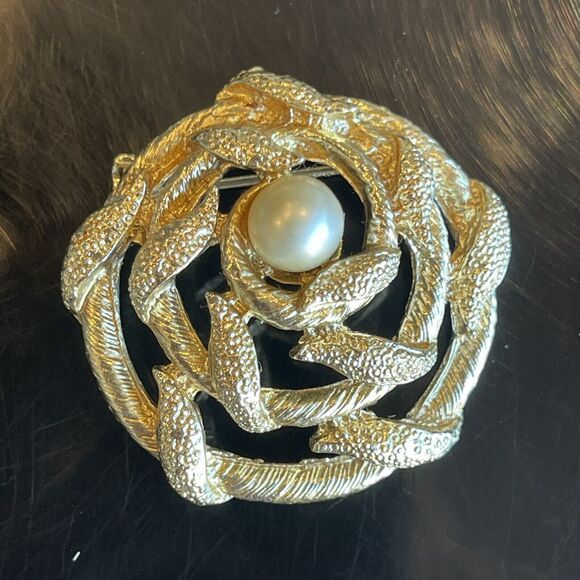 Vintage Faux Pearl Brooch Pin Brushed Gold Tone Stylized Flower Textured Metal - Picture 4 of 6